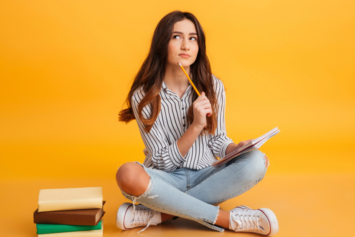 Estudante escrevendo redação